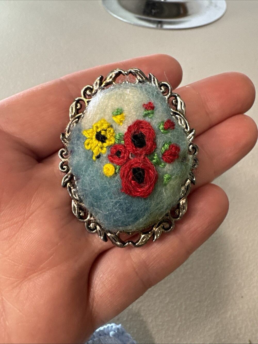 oval floral embroidered felt brooch pin silver tone filigree frame 2in